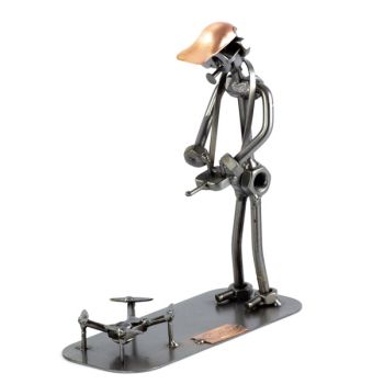 MODELLBAUER MIT DROHNE